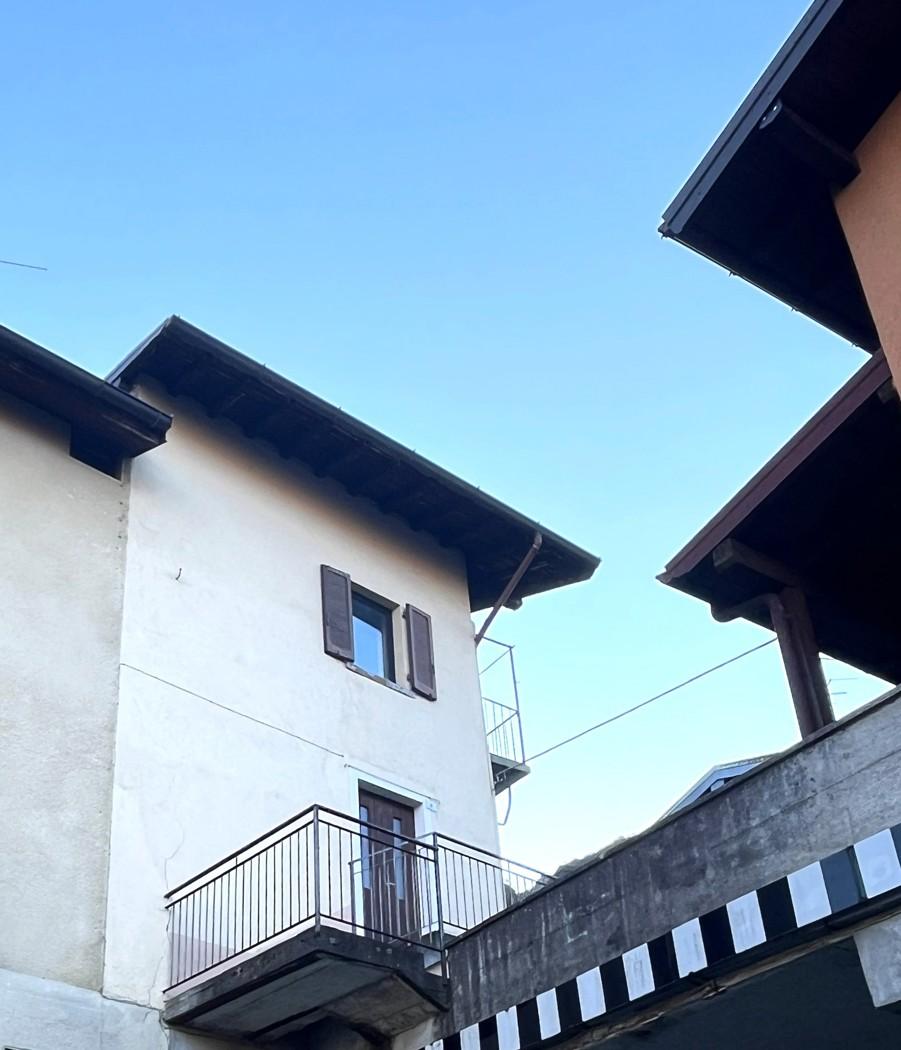 Casa indipendente in Piazza San Giovanni 22010, Cusino