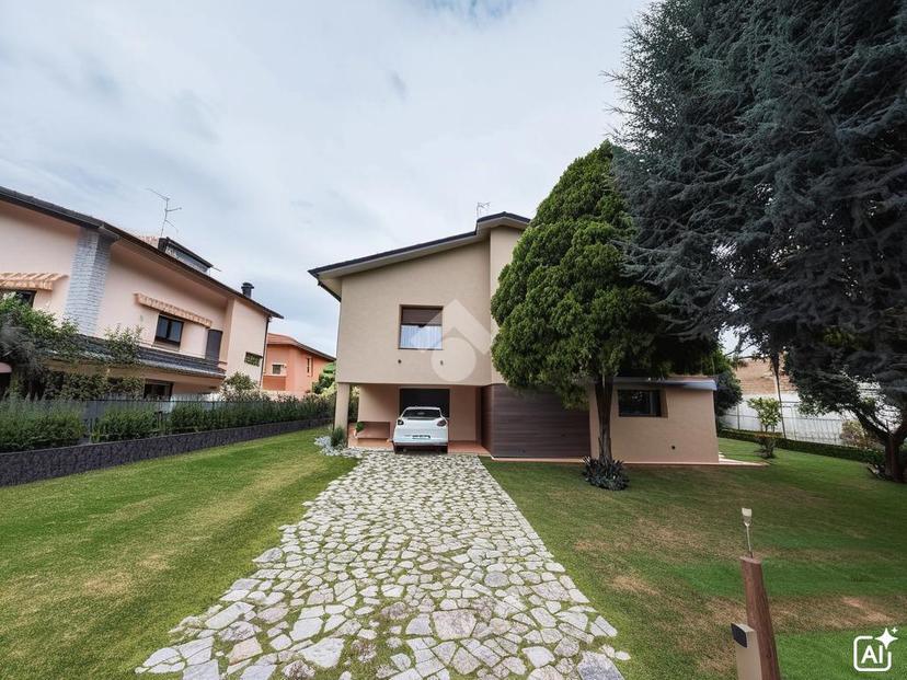 Villa in Via Francesco Petrarca 14, Rovato — foto 2 di 5