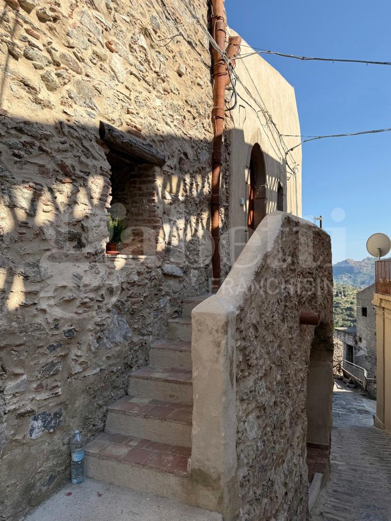 Terratetto plurifamiliare in Piazza Vecchia Snc, Casalvecchio Siculo — foto 2 di 5