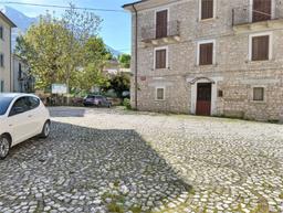 Casa indipendente in Piazza Cadorna, Sant'Eufemia a Maiella