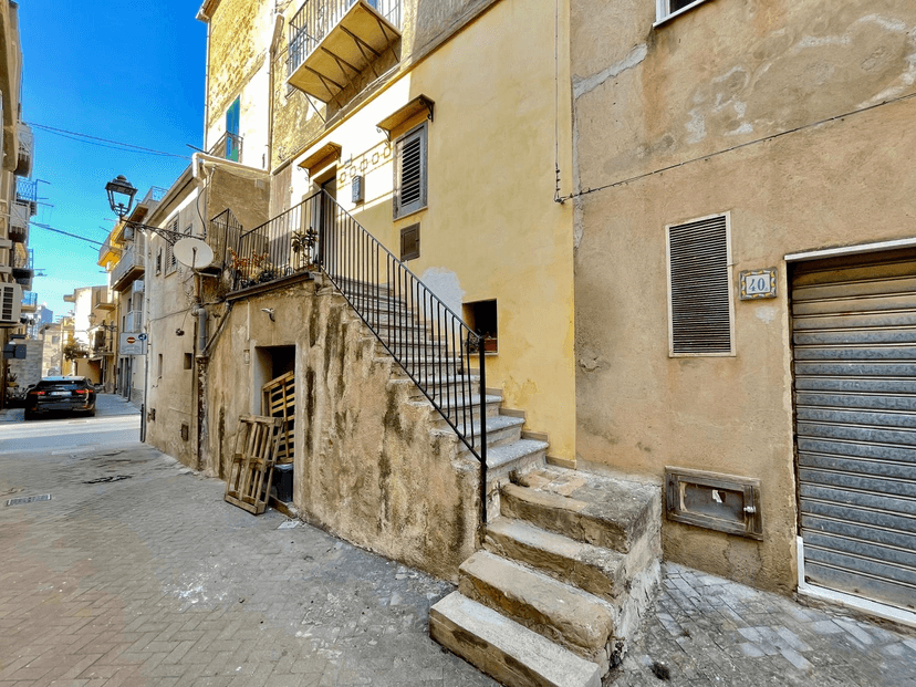 Trilocale in Via Nullo 36, Santo Stefano di Camastra