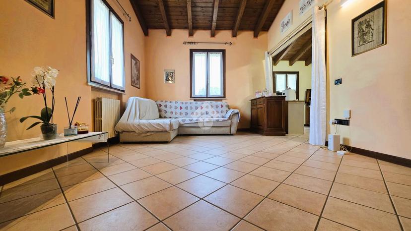 Trilocale in Via Cavour 32, Bagnolo San Vito — foto 2 di 5