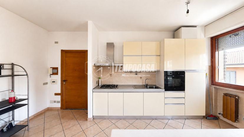 Trilocale in Via F. Gioia 2, Meda — foto 3 di 5