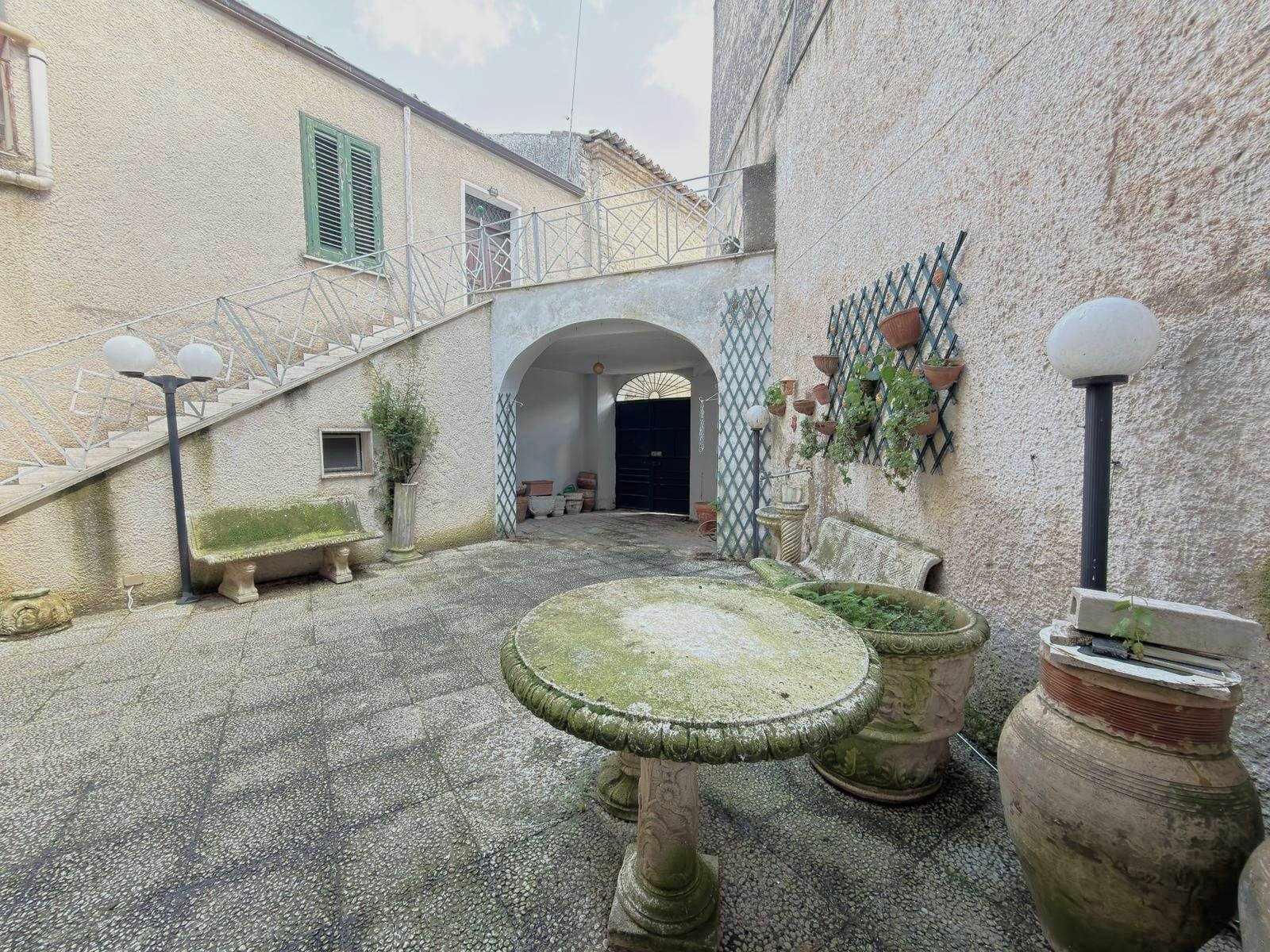 Casa indipendente, Palazzo Adriano