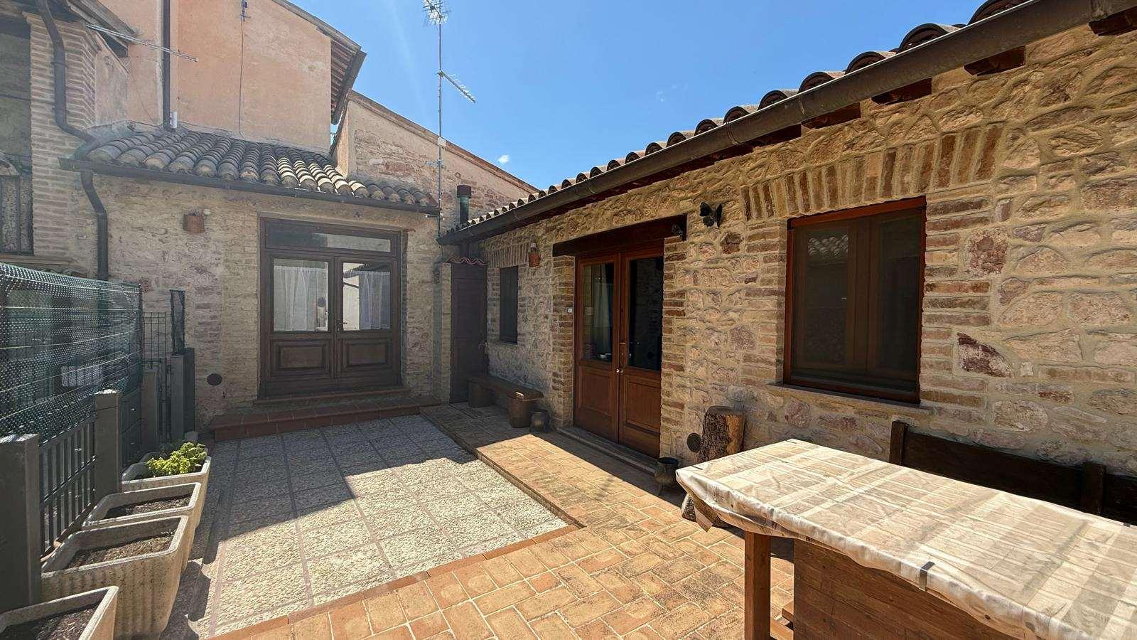 Porzione di casa in Piazza Municipale  43, Giano dell'Umbria