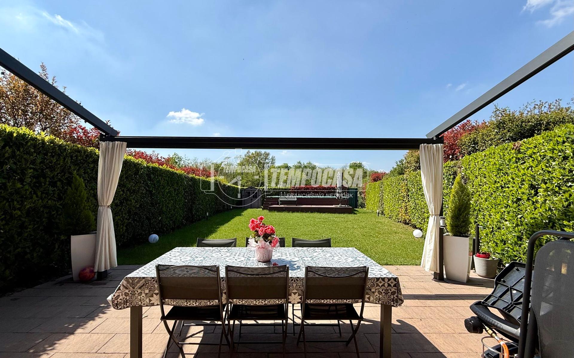 Villa a schiera in Via Foscolo Ugo 8/B, Casatenovo