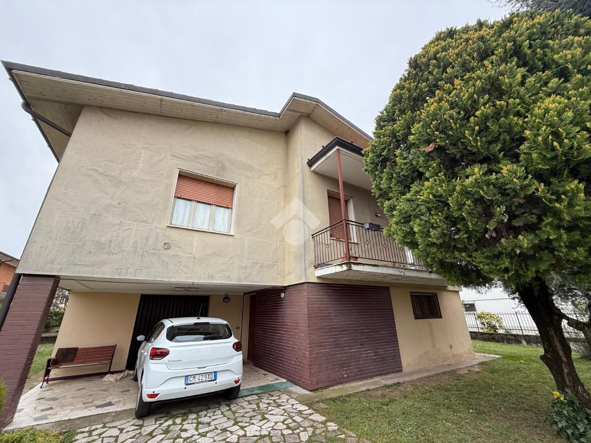 Villa in Via Francesco Petrarca 14, Rovato