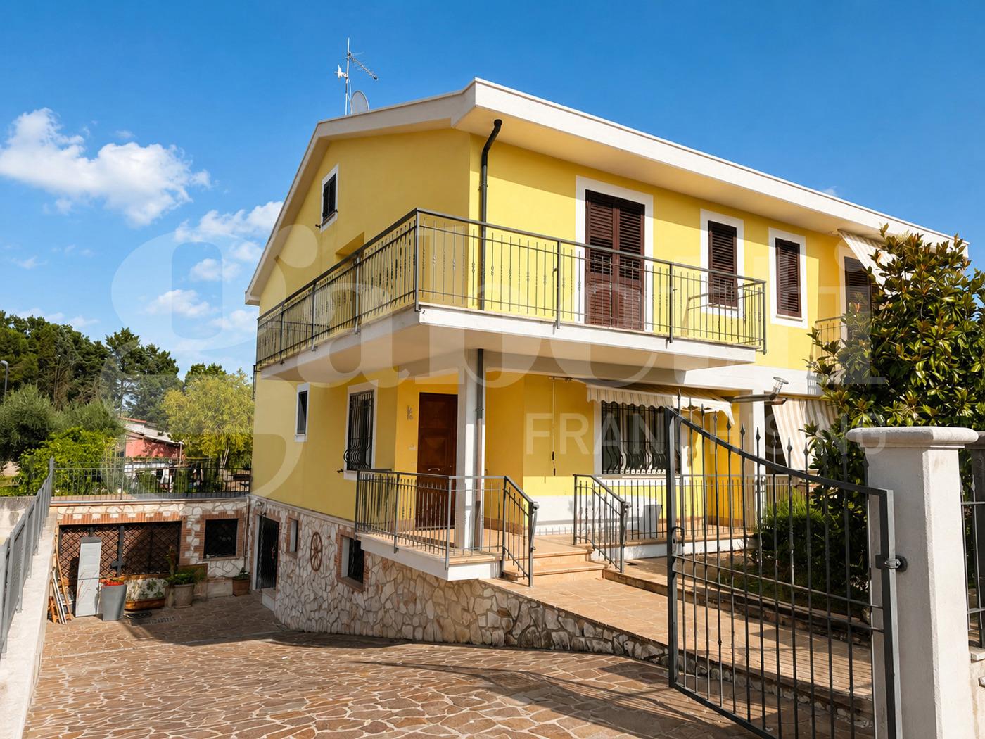 Villa bifamiliare, Giove