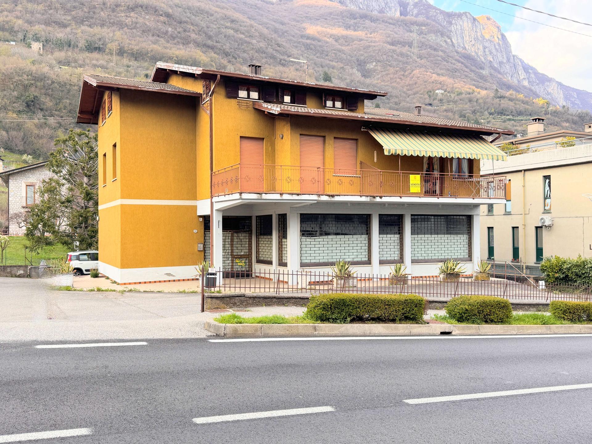 Villa unifamiliare in Cristoforo Colombo 15, Darfo Boario Terme