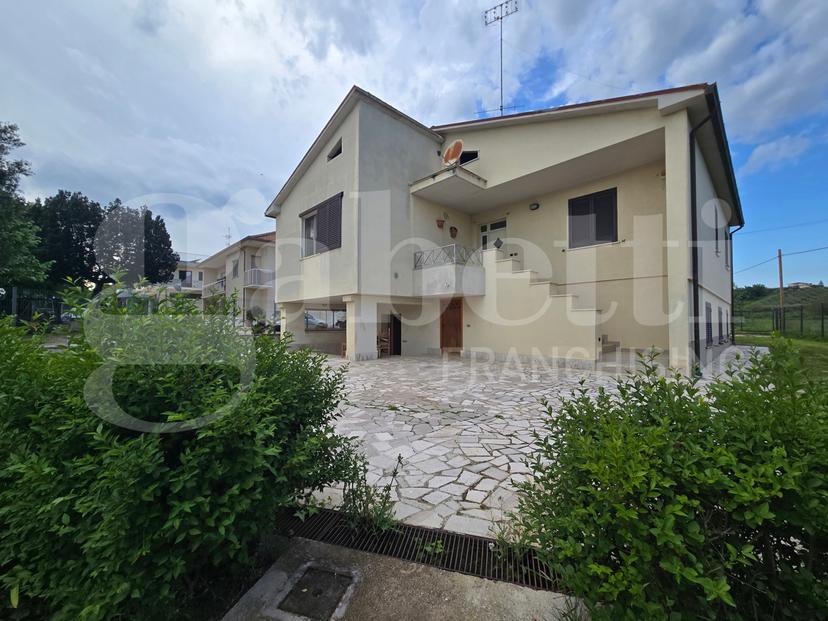 Casa indipendente in Via Nazionale per Teramo 74, Mosciano Sant'Angelo — foto 2 di 5