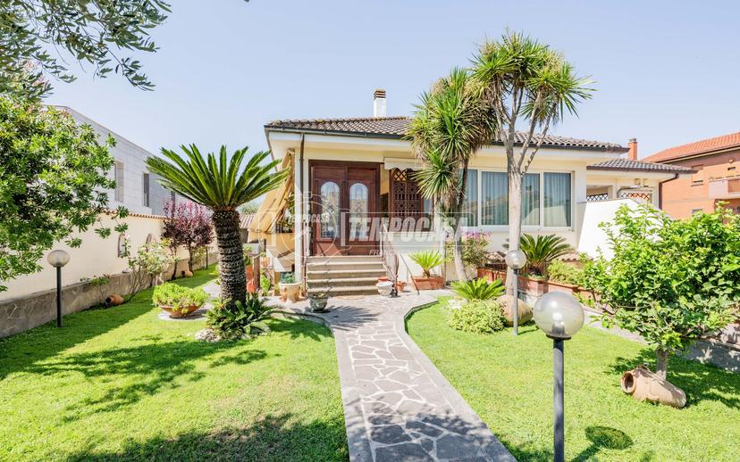 Appartamento in Via Lino Liviabella 52, Roma