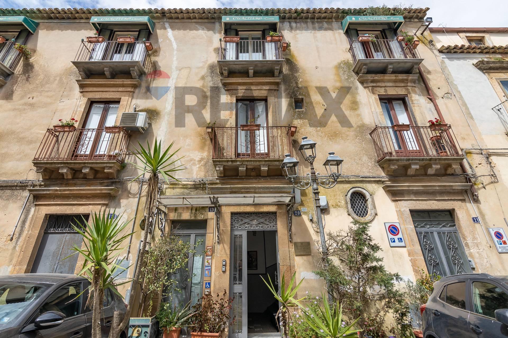 Casa indipendente in Piazza S. Francesco d'Assisi 20, Caltagirone