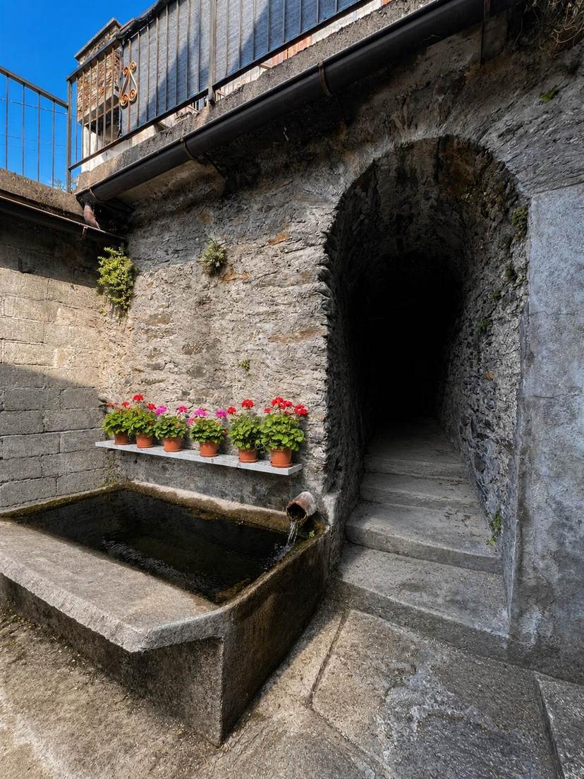 Casa indipendente in Via Verazzi, Caprezzo