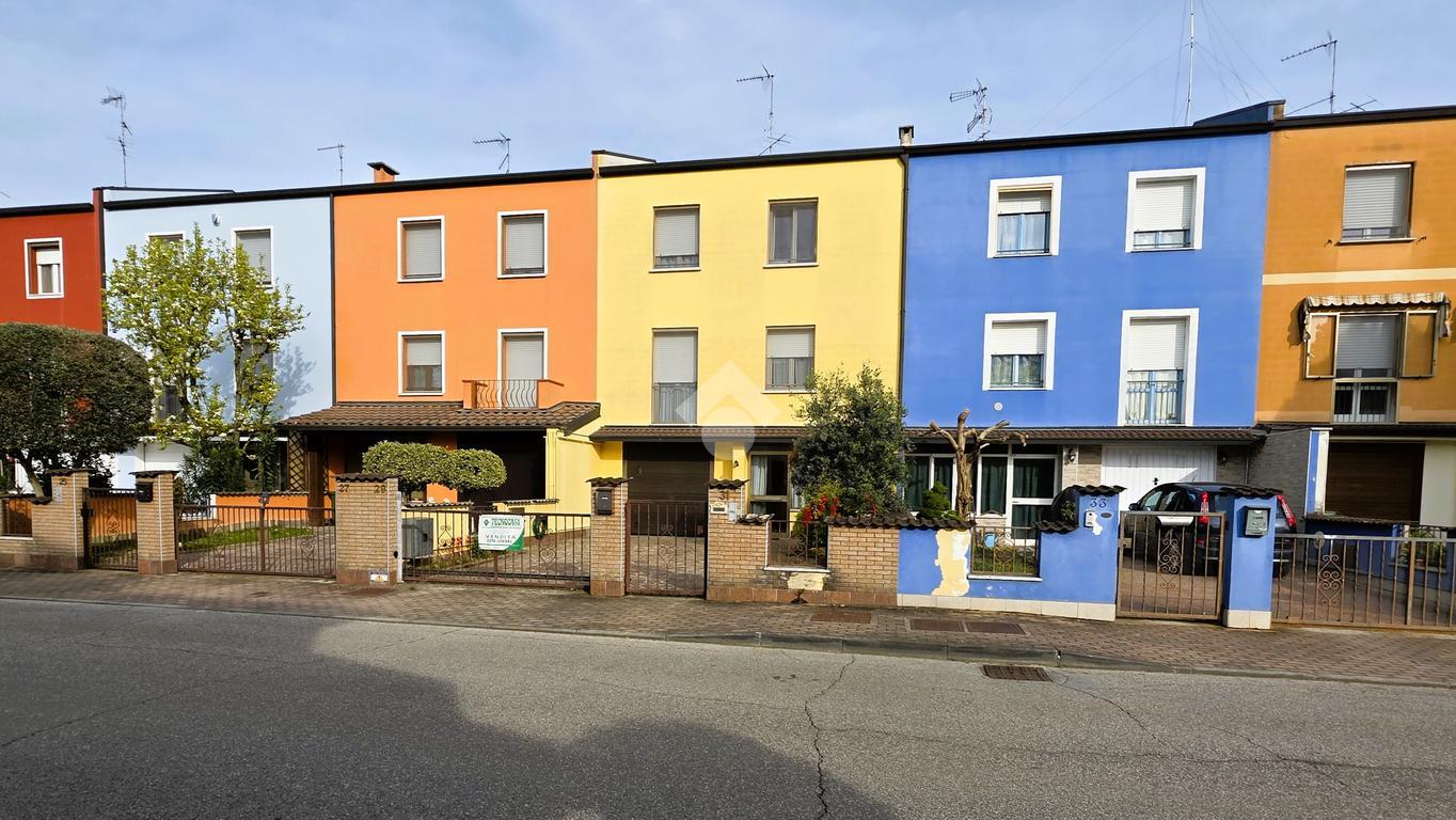 Villa a schiera in Via Andrea Costa 31, Borgo Virgilio