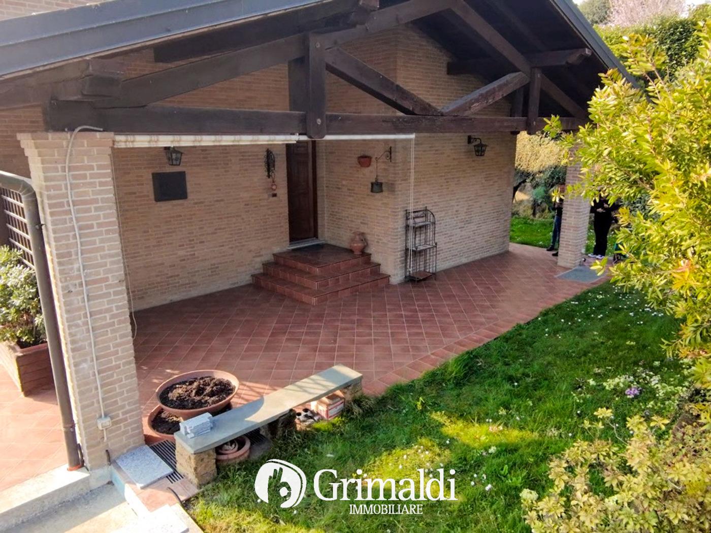 Villa trifamiliare in Via Vincenzo Bellini  3, Besana in Brianza