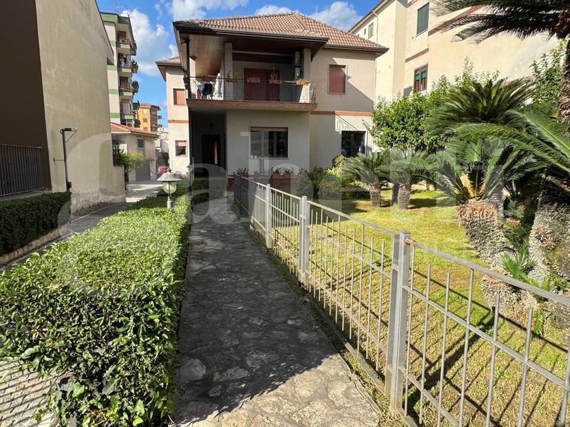 Villa bifamiliare in Via Alcide De Gasperi, Santa Maria Capua Vetere — foto 3 di 5