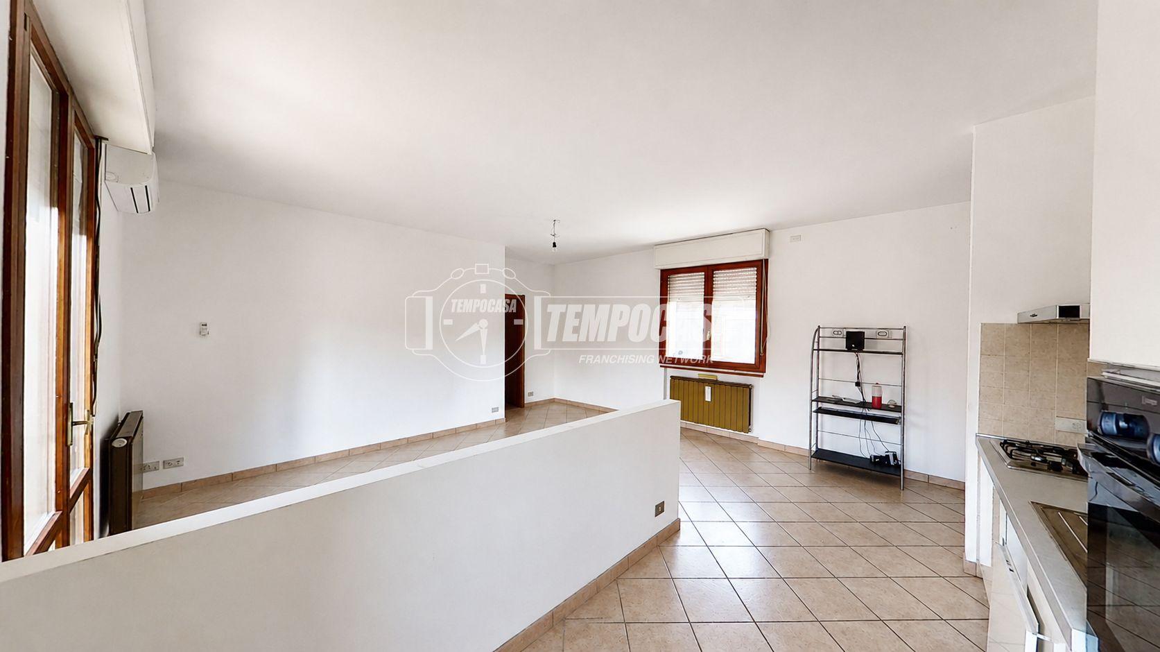 Trilocale in Via F. Gioia 2, Meda