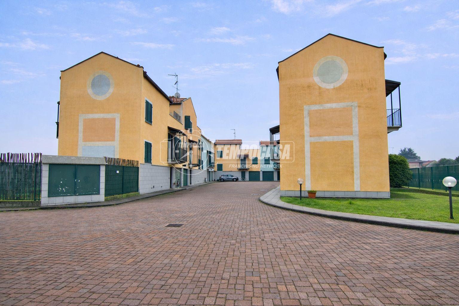 Villa a schiera, Biandrate