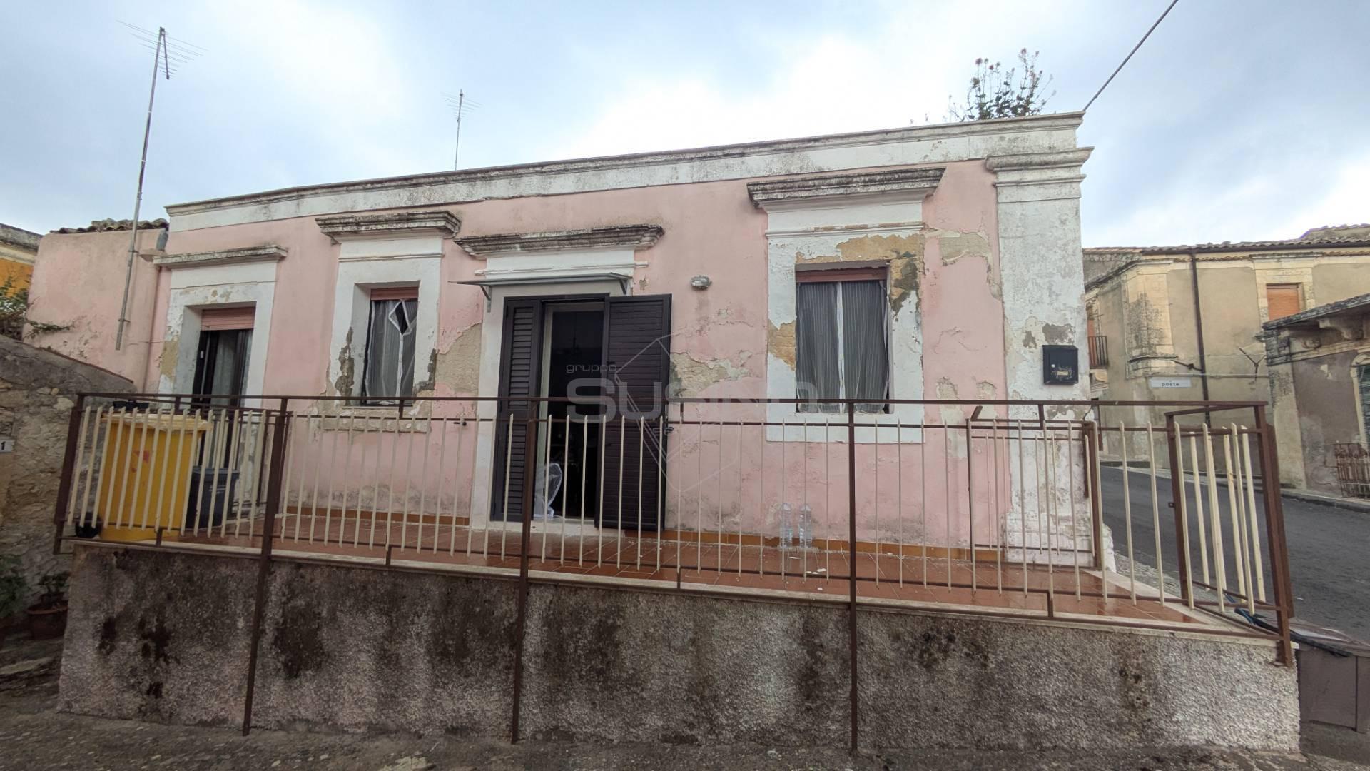 Casa indipendente in Via  Umberto I°, Cassaro
