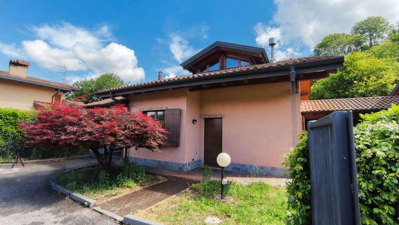 Villa unifamiliare in Via Brugnoni  30, Besozzo
