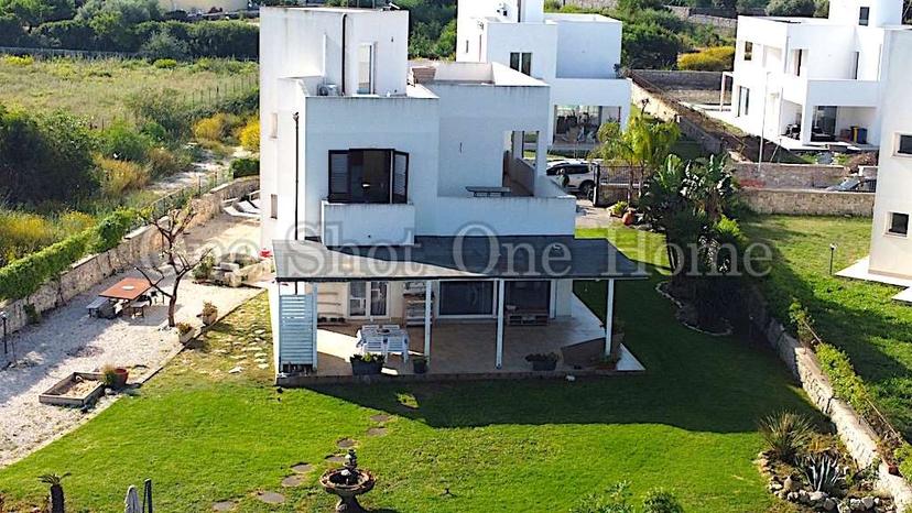 Villa unifamiliare in Via Isola, Siracusa