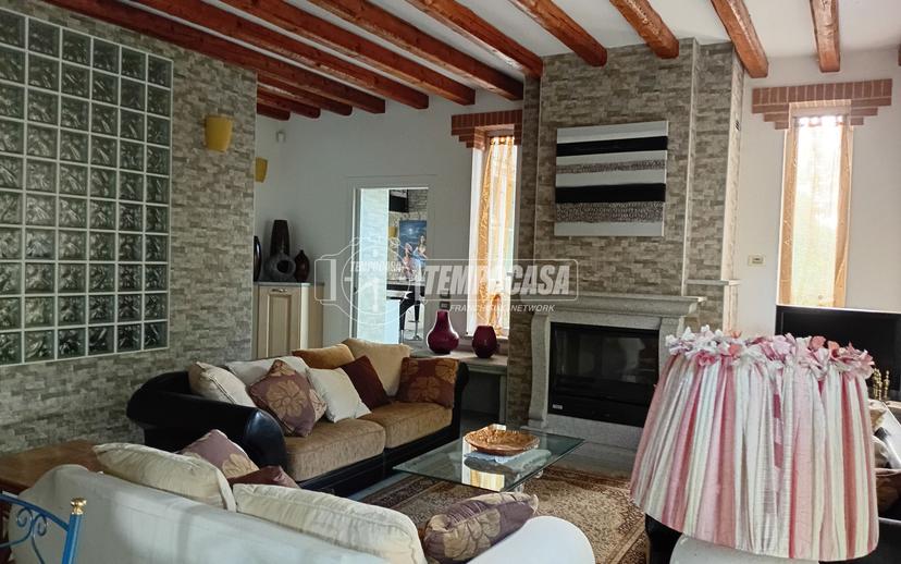 Villa a schiera in Via Ponte Castano 100, Castano Primo