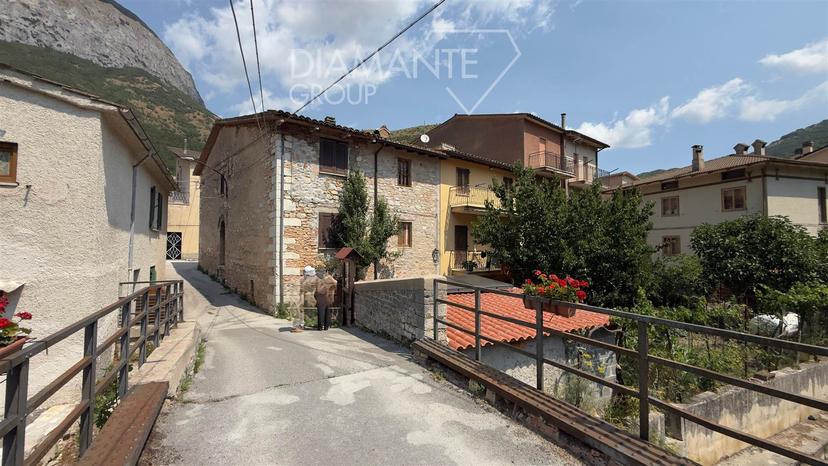 Casa indipendente, Scheggia e Pascelupo — foto 2 di 5