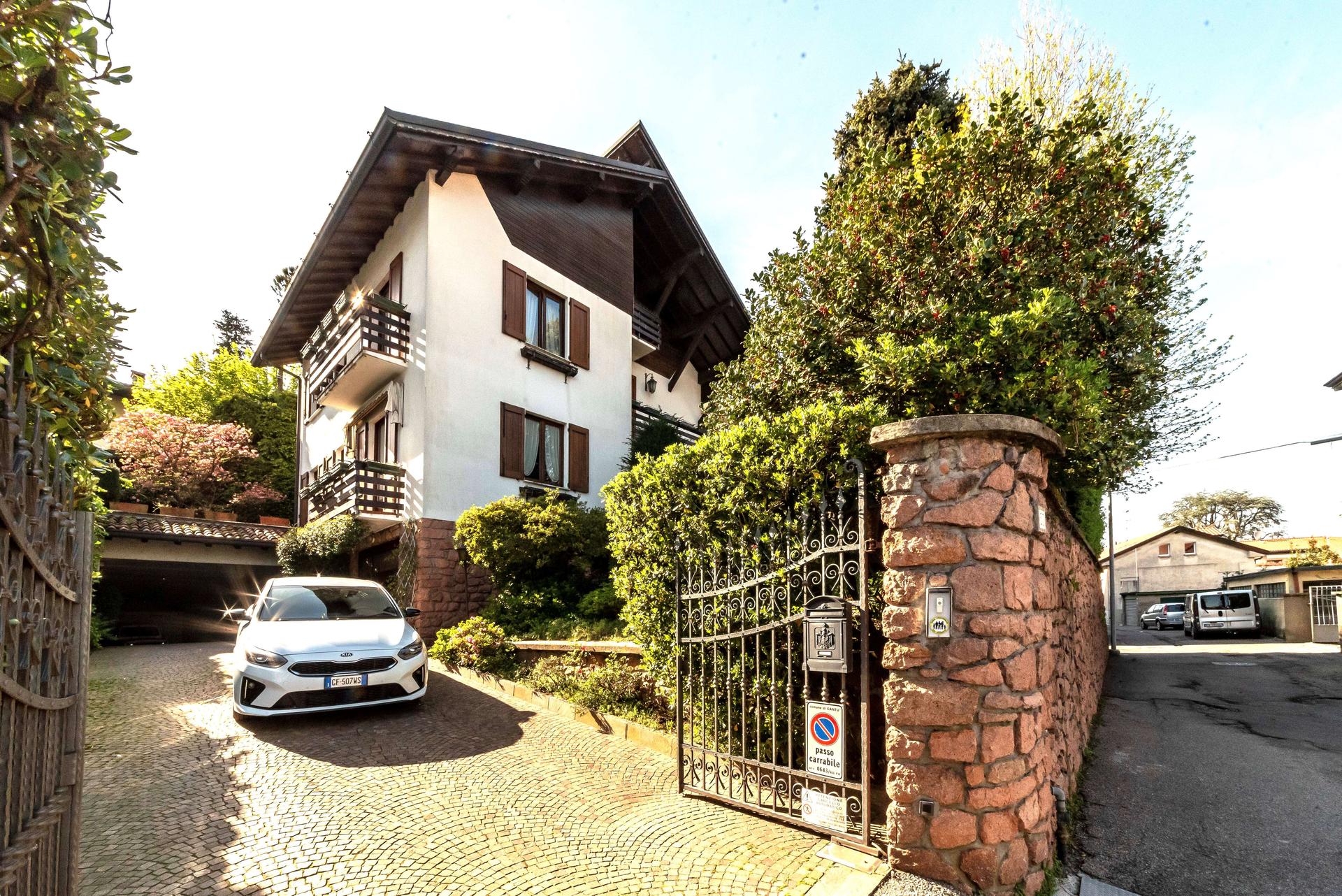 Villa unifamiliare in Via Asiago  57, Cantù