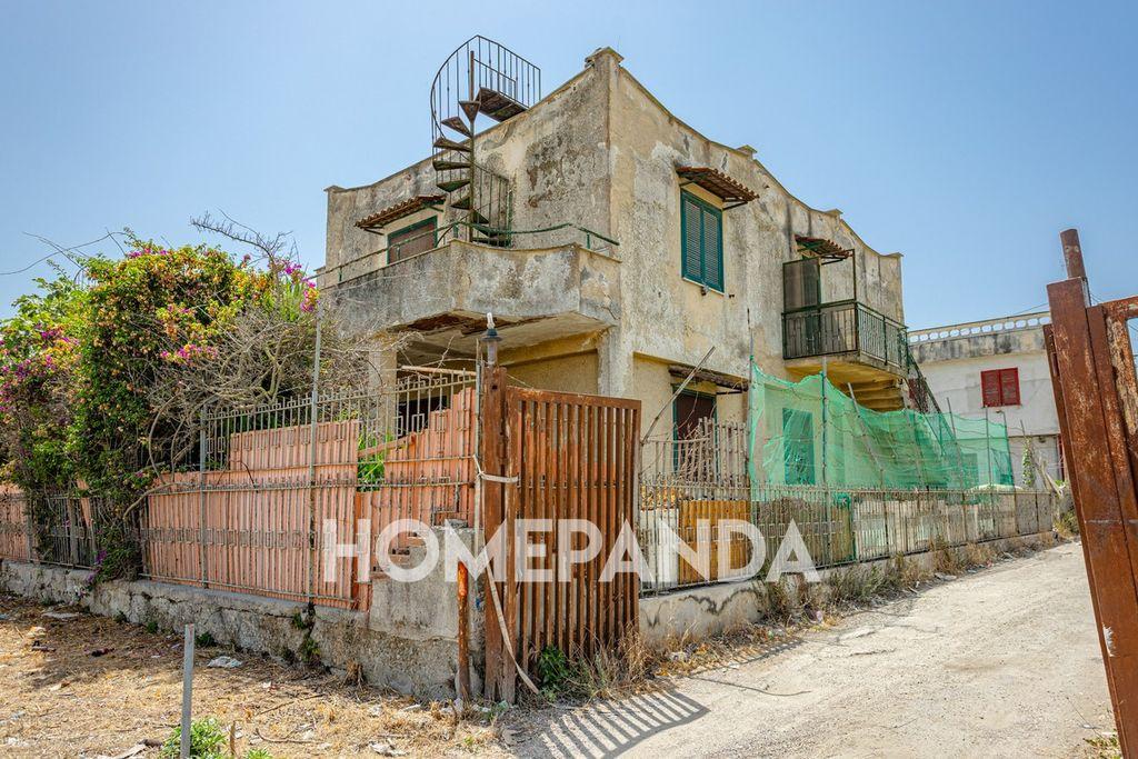 Villa unifamiliare in Via Ugo Foscolo, Castel Volturno