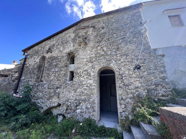Rustico in Via Fiume, Scala