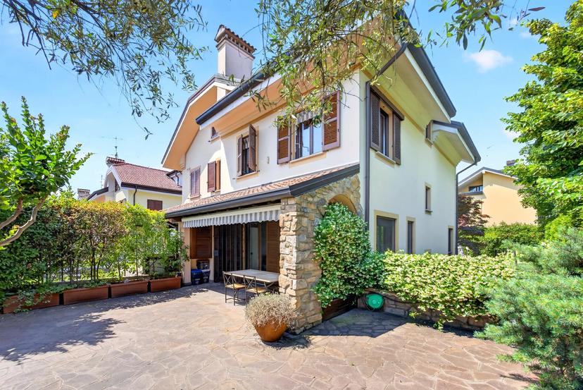 Villa in Via della Repubblica, 40, Arese