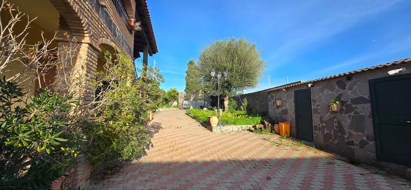 Villa bifamiliare in Via Remo Branca  34a, Sassari