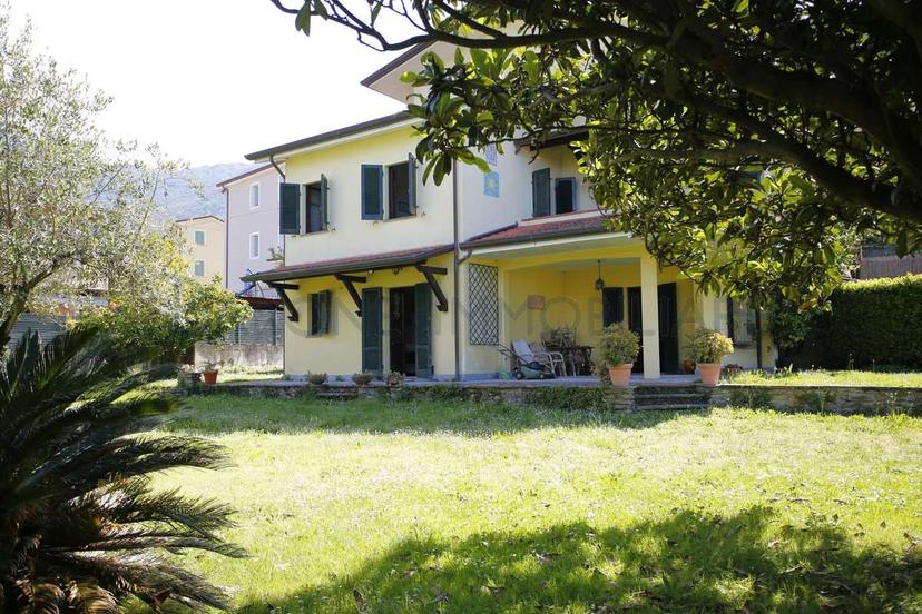 Villa bifamiliare in Via di Scorrimento, Montignoso — foto 2 di 5