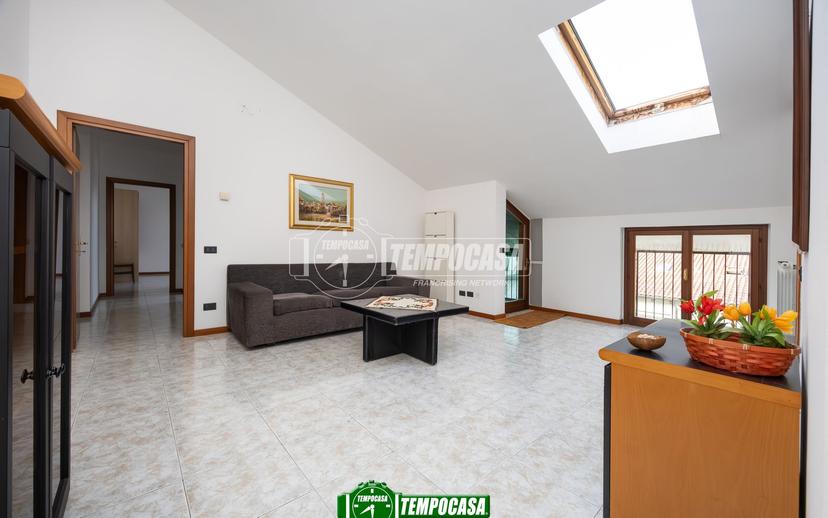 Trilocale in Via Camillo Benso Conte di Cavour 32/d, Grezzago — foto 2 di 5