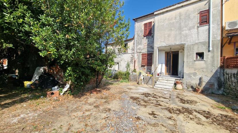 Porzione di casa, Luni