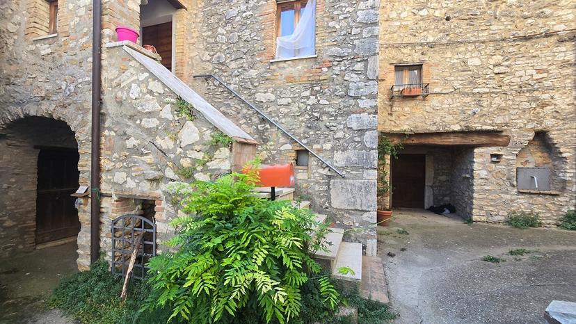 Villa a schiera in Via delle Case 27, Guardea — foto 2 di 5