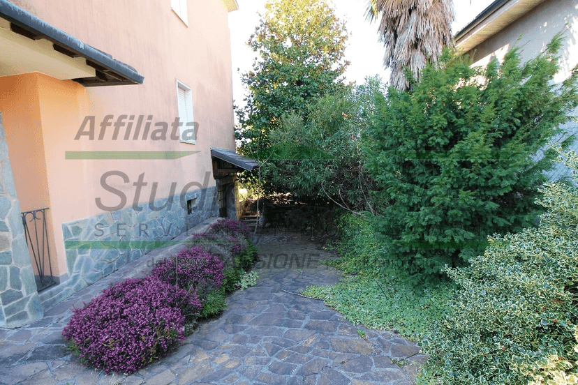 Trilocale in Via Genova, Carate Brianza