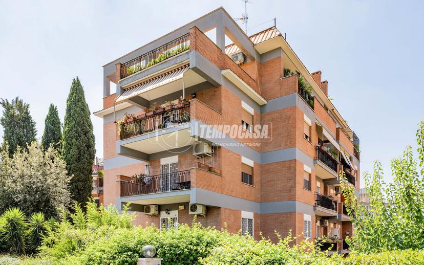 Quadrilocale in Via di Vigna Due Torri 93, Roma
