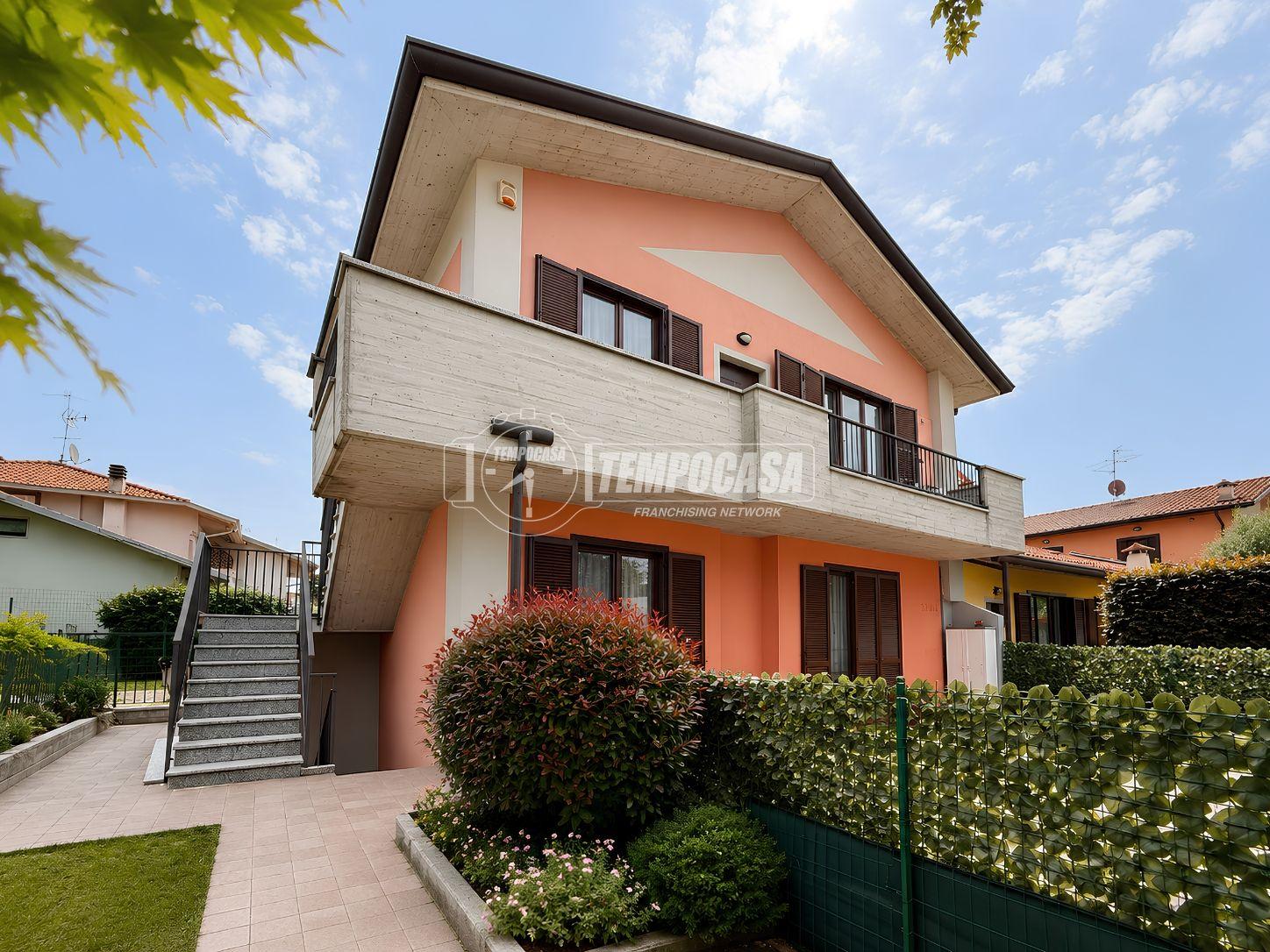 Trilocale, Calusco d'Adda