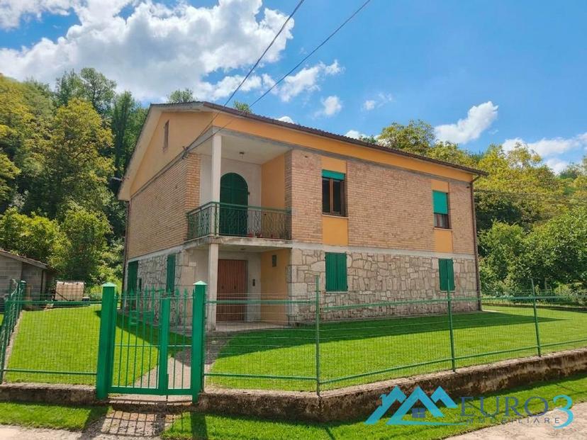 Villa a schiera in Frazione Illice, Comunanza
