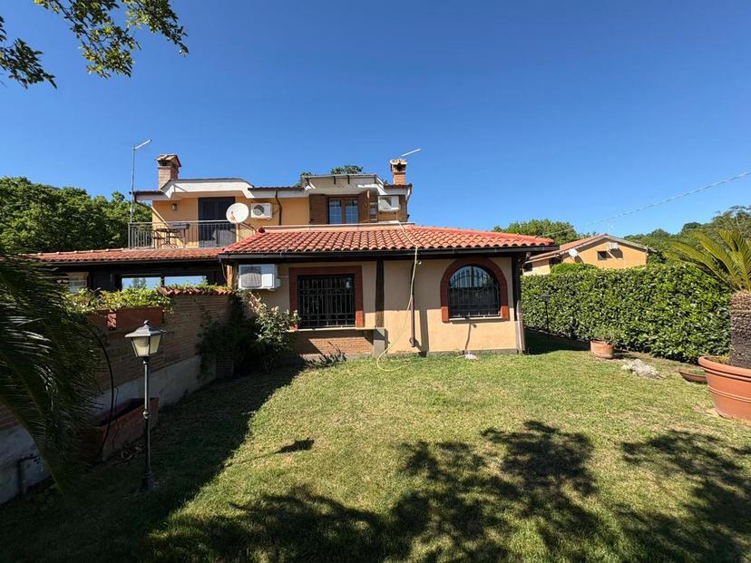 Villa bifamiliare in Via Monte Fumaiolo 26, Trevignano Romano — foto 3 di 5