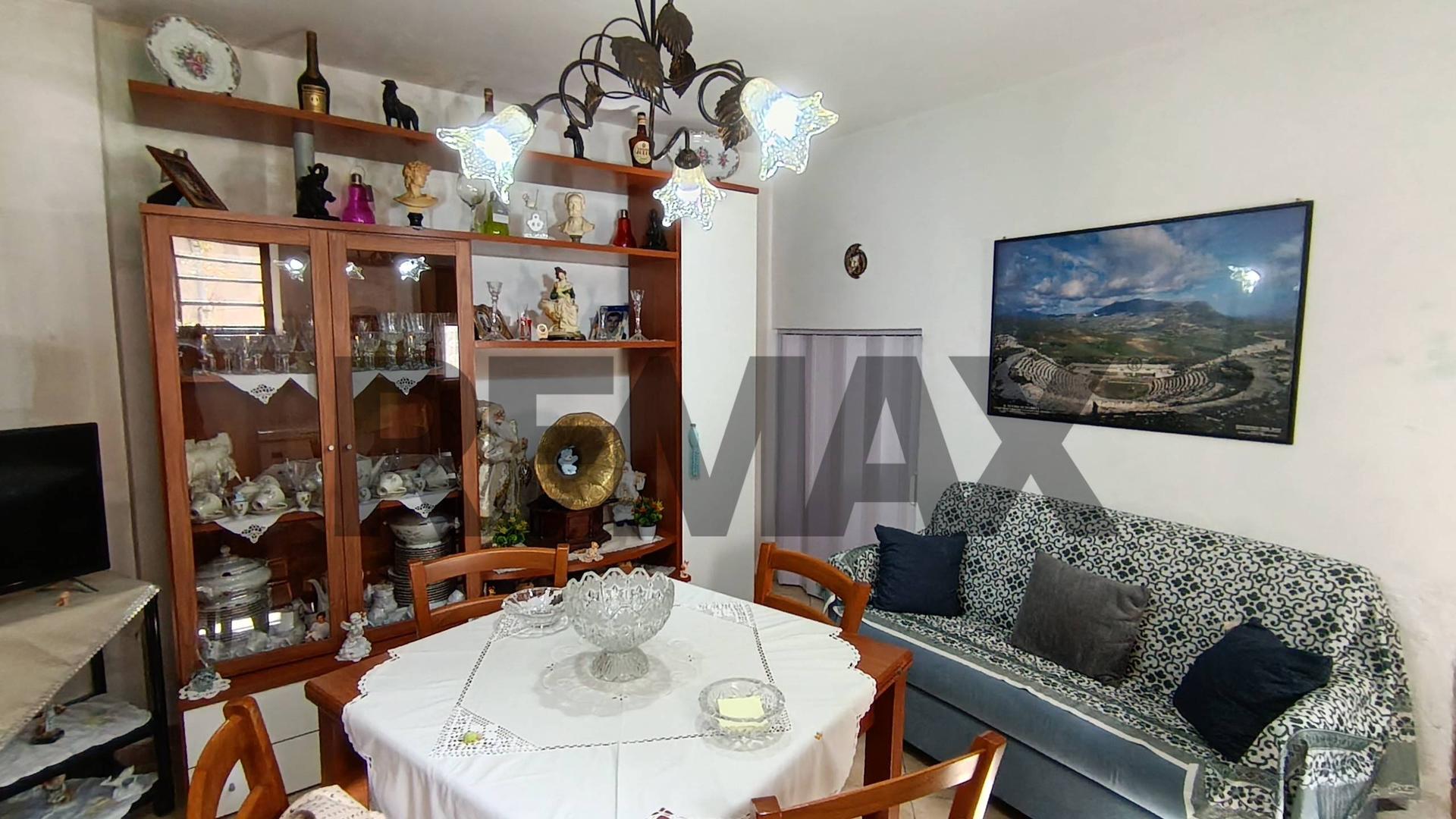 Casa indipendente in Via Admetrio 8, Vita