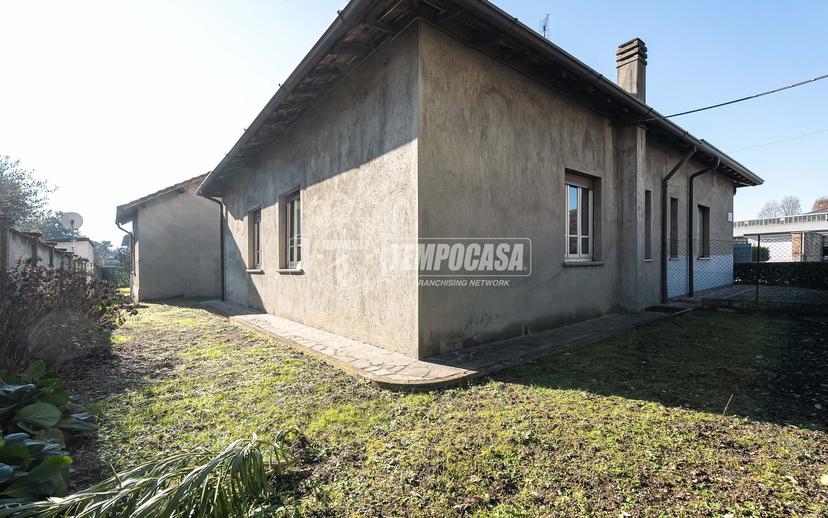 Trilocale in Via U. Giordano 10, Giussano