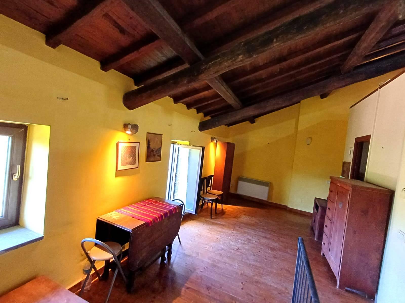 Casa indipendente in Volturno, Caprarola