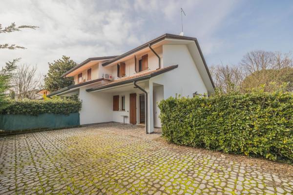 Villa bifamiliare in Via Sesta Est, Rosolina