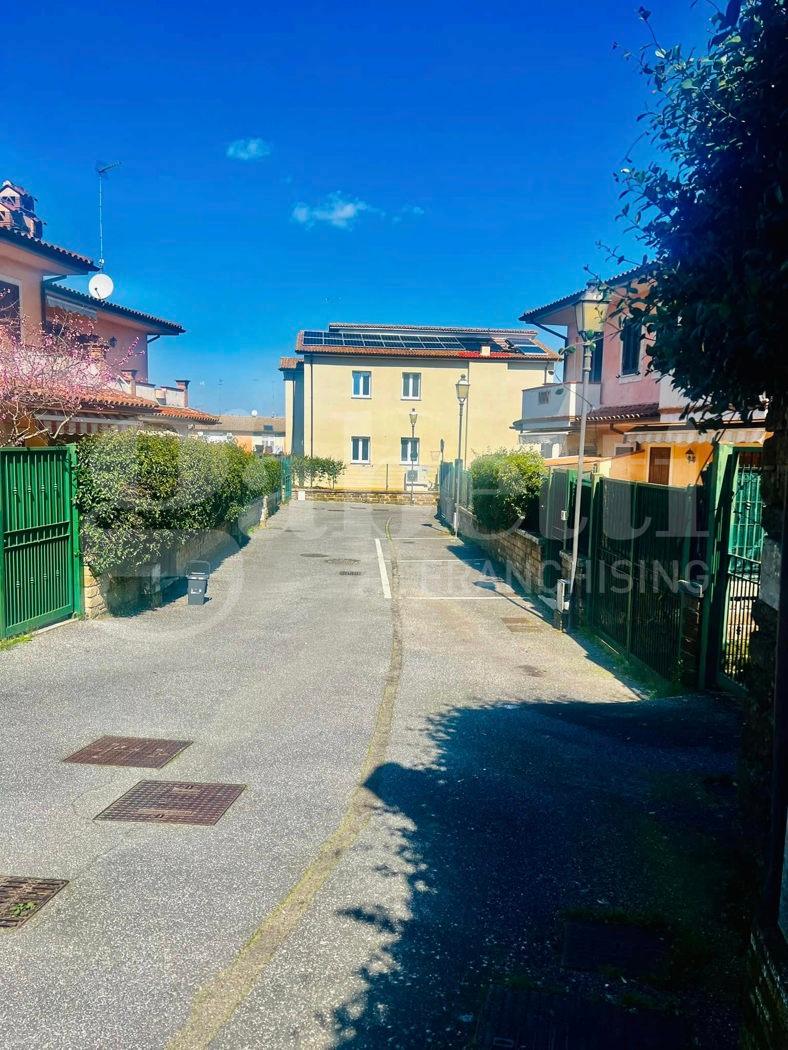 Villa trifamiliare in Via della Stazione  11, Oriolo Romano — foto 2 di 5