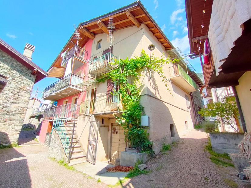 Casa indipendente in Frazione Ecrivin 2, Saint-Vincent