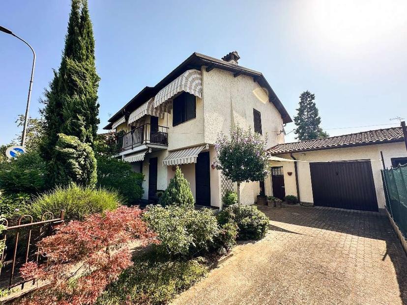 Villa bifamiliare, San Genesio ed Uniti
