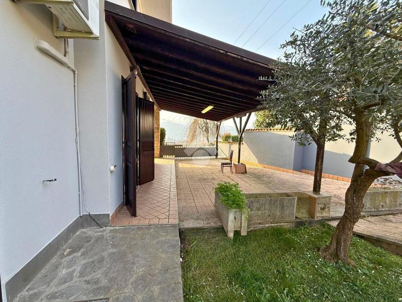 Villa in Via Francesco Menassi 15, Capriolo — foto 2 di 5