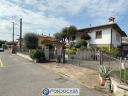 Villa in IV Novembre, Brandico